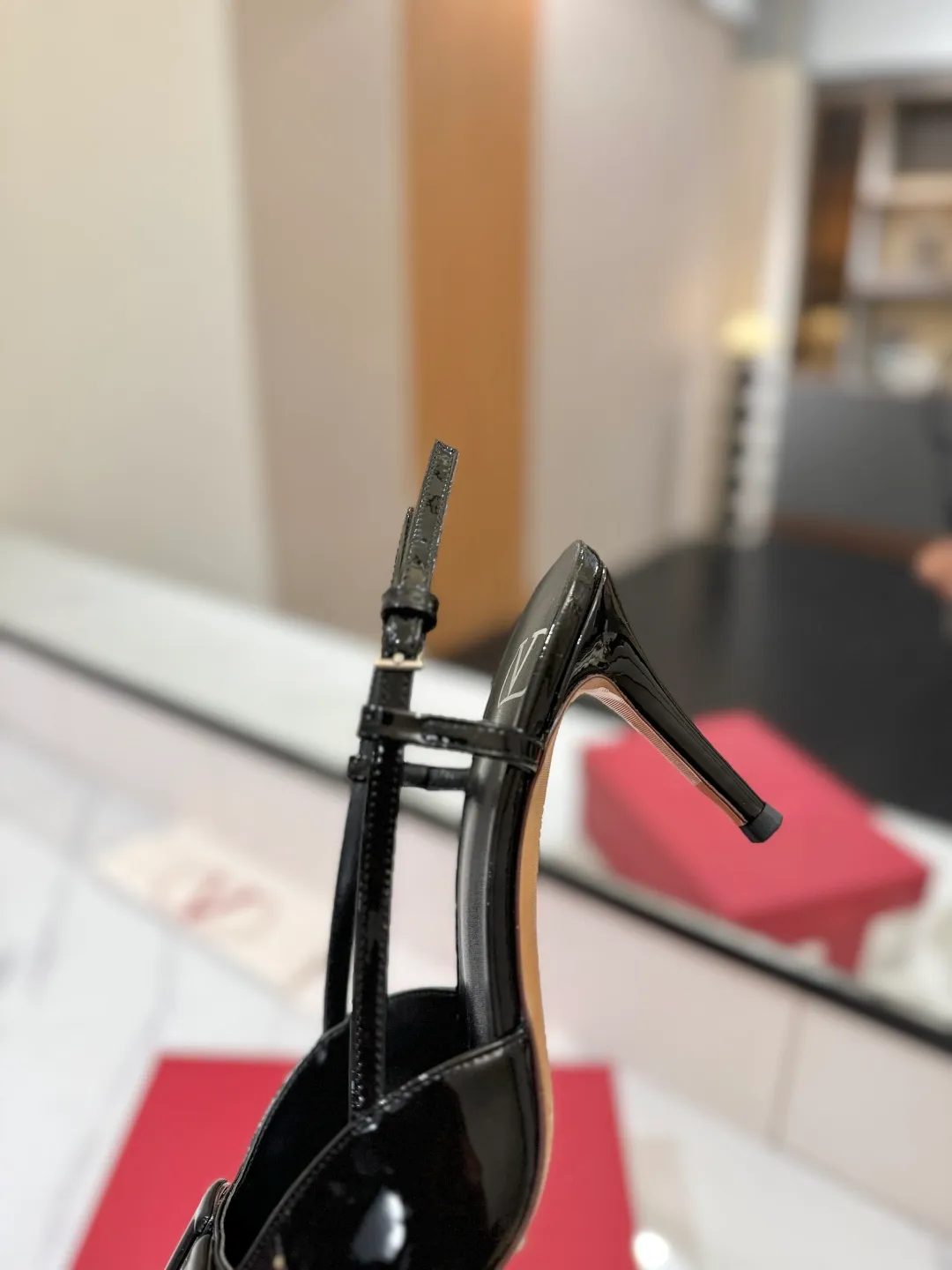 💕💕Factory direct selling price p520💕💕 Valentino launches a new series of sandals, sandals with pointed toe V-buckle sandals. The upper part of the foot is very pedicure-like. The key point is that it is very good and easy to control. It does not grind or tire your feet. It is a walking artifact! Metal VLOGO diamond buckle elements, full of high-end sense! It became sweet instantly.  The avant-garde VLOGO SIGNATURE shoe series interprets VALENTINO GARAVANI's candid attitude. Valentino Garavani V logo back hollow sandals with VLogo Signature decoration, platinum tone VLogo Signature decoration! Upper: imported patent leather Lining: imported goatskin Outsole: Italian leather outsole Heel height: 8cm Size: 35-39 (34-40-41-42 customized size)